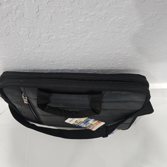 Swissgear Anthem 17" Laptop Slimcase Bag - Black - Picture 5 of 6